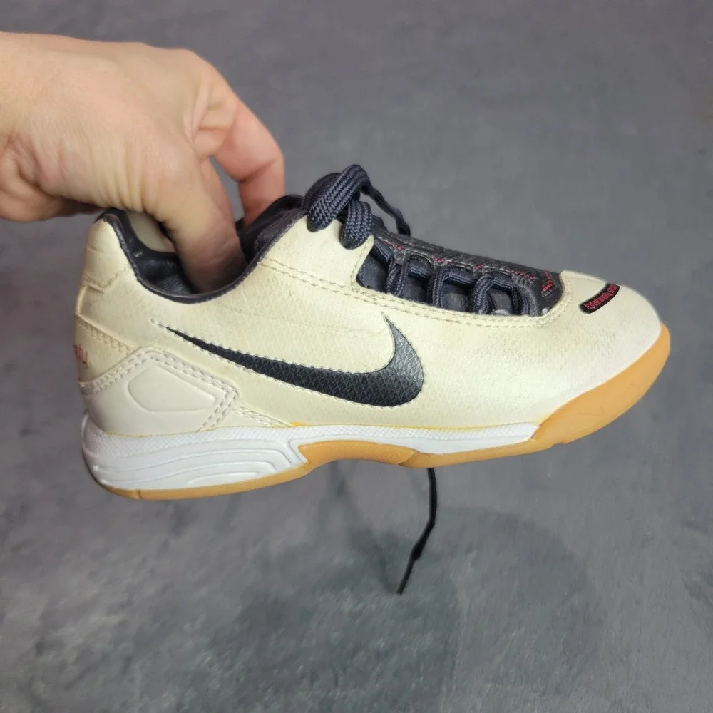 Nike Total 90‎ Shoot Kids Indoor Soccer Shoes Cream Black Red Gum Sole 8 Inch